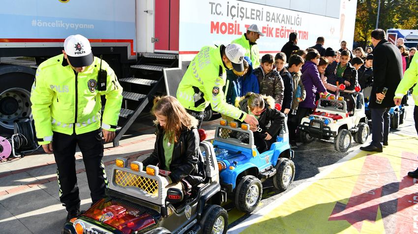 Mobil Trafik Eğitim Tırı Isparta’ya gelerek Valilik önünde öğrencilere 2