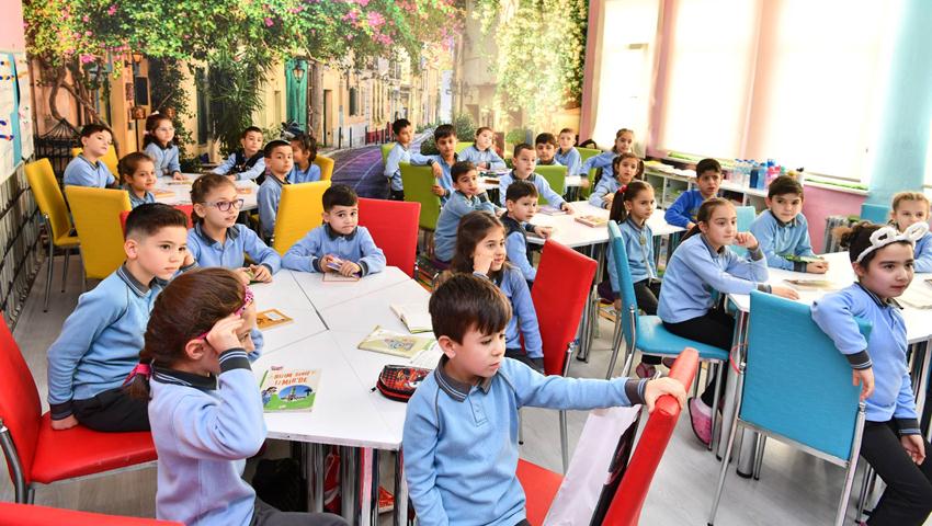 Yedişehitler İlkokulu 2-E sınıfı öğrencileri sınıf öğretmenleri Ahmet Canbolat ile