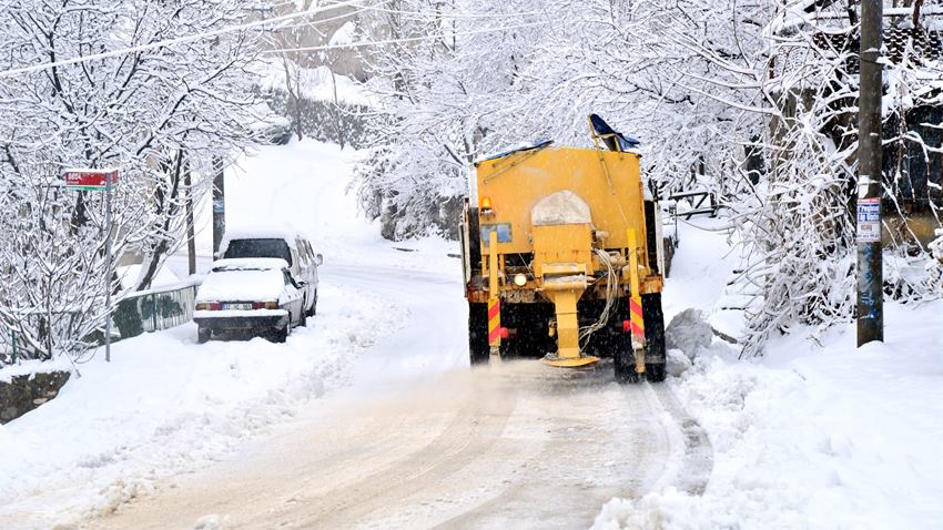 Kentte sabah saatlerinde başlayan yoğun kar yağışı dolayısıyla Isparta Belediyesi