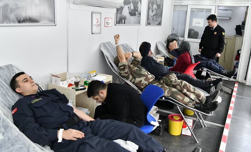 Isparta Jandarma Komutanlığı bünyesinde vatani görevini yapan askerler komutanlarıyla birlikte