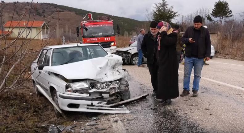 Isparta-Burdur Dostluk yolunda ise yağış nedeniyle kayganlaşan yolda iki araç