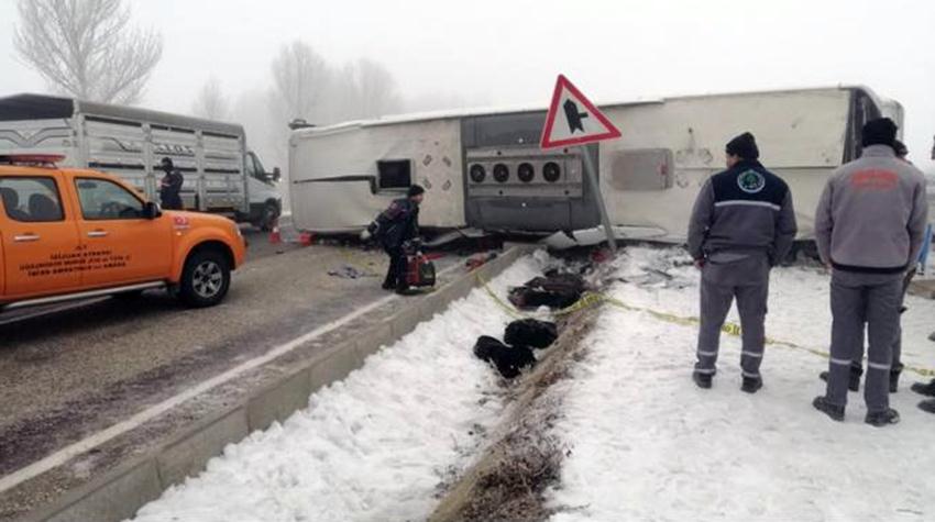 Isparta’nın Şarkikaraağaç ilçesinde yolcu otobüsü devrildi. Otobüsün altında kalan 3