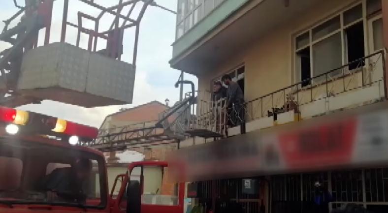 Isparta’nın Şarkikaraağaç ilçesindeki bir evde yangın çıktı. Yangında dumandan etkilenen