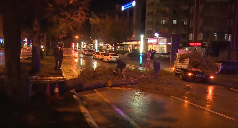 Isparta’da gece etkili olan şiddetli fırtına hayatı olumsuz yönde etkiledi.
