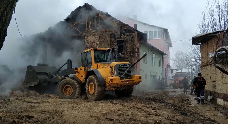 Isparta’nın Yalvaç ilçesinde meydana gelen yangında 3 çocuğun hayatını kaybettiği