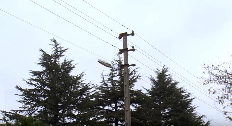 Eski Devlet Hastanesi önündeki elektrik ve aydınlatma direği adeta tehlike