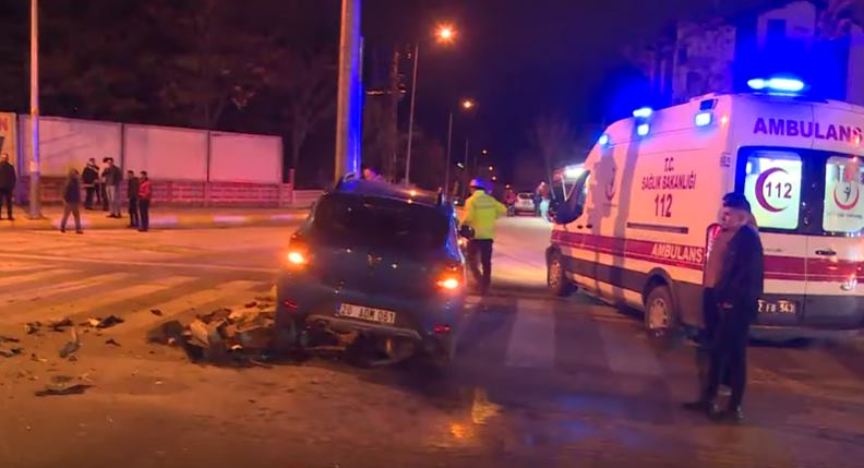ISPARTA Otogar Kavşağı’nda gece saatlerinde iki araç çarpıştı. Meydana gelen