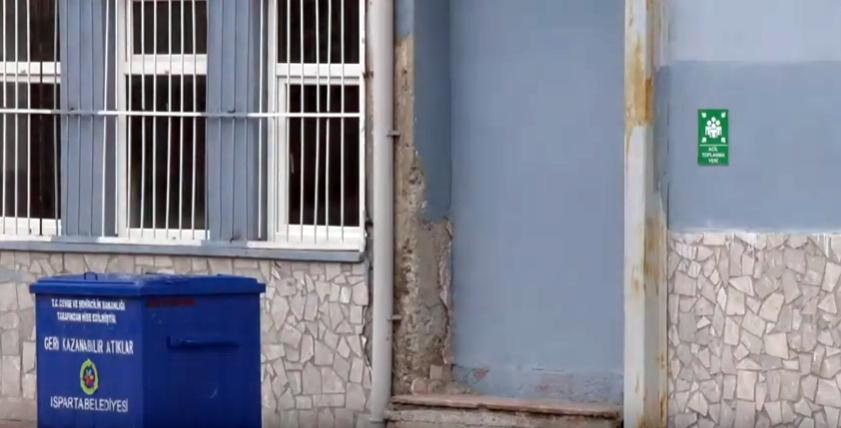 Isparta İl merkezindeki 2 okulun güçlendirme projelerinde temel bağlantısı olmadan
