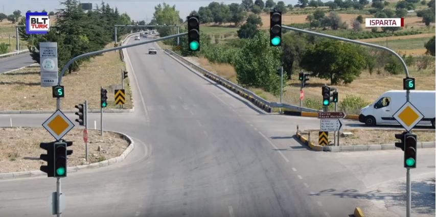 Isparta İl Emniyet Müdürlüğü Trafik Şubesi ekipleri, otoyol üzerinde şerit
