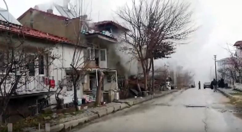 Zafer Mahallesi 4933. Sokaktaki bir evde bilinmeyen bir nedenle yangın