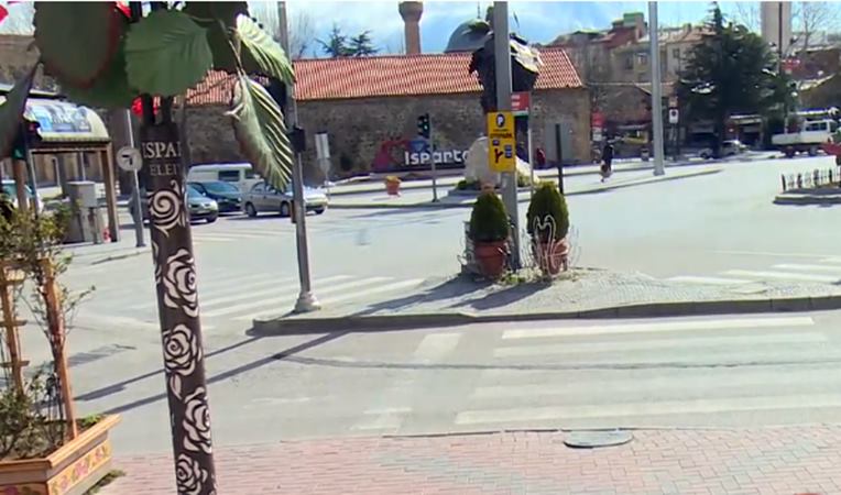 Koronavirüs nedeniyle yapılan “evde kalın” çağrısı üzerine Isparta cadde ve