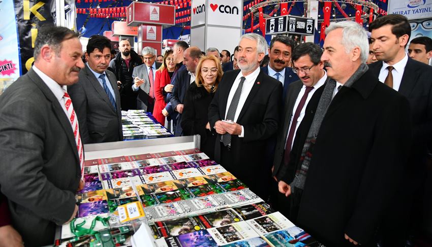 Isparta Belediyesi tarafından bu yıl dördüncüsü düzenlenen kitap fuarı devam