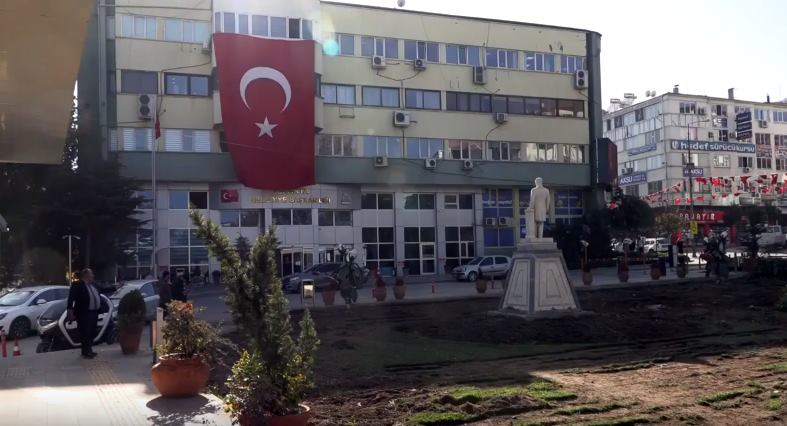 Isparta Belediyesi önündeki katlı otopark çökme riski nedeniyle belediye meclisi