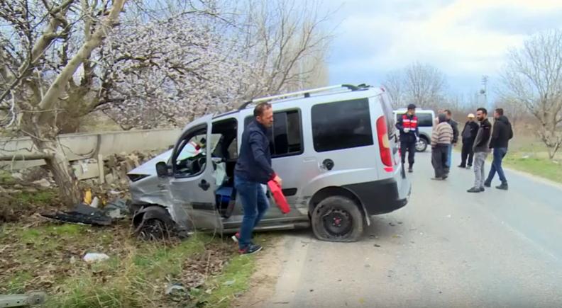 Isparta-Büyükhacılar Köyü yolu arasında iki aracın çarpıştığı kazada şans eseri