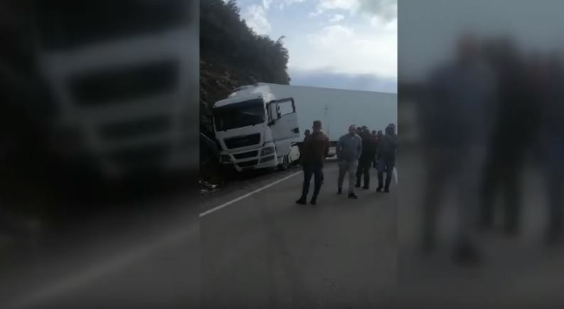 Eğirdir Gelendost Yolu’nda tır ile otomobil çarpıştı. Meydana gelen kazada