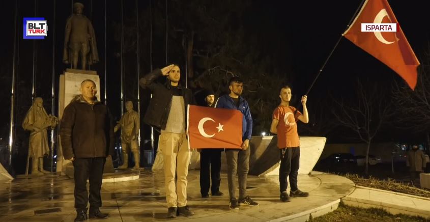 Isparta’da otomobil ve motosiklet gruplarının öncülüğünde vatandaşlar Mehmetçiğe destek amacıyla