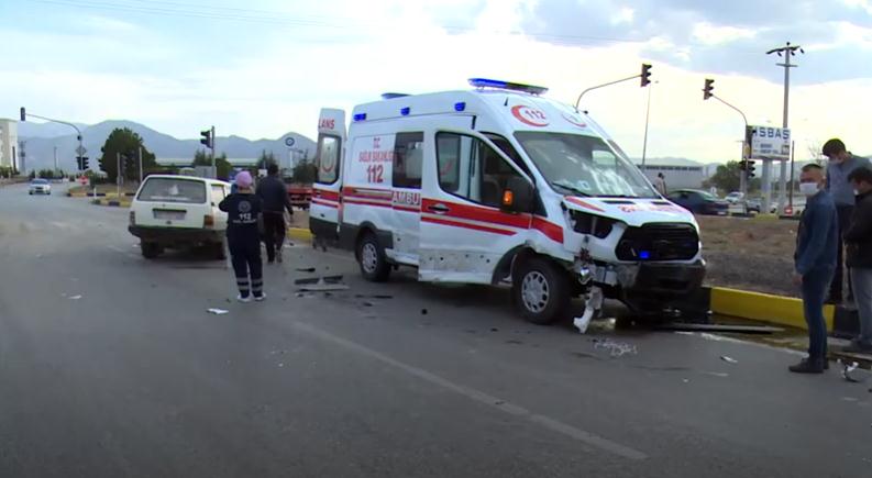 Isparta’da ambulans ile otomobil çarpıştı. Meydana gelen kazada 1’i ağır