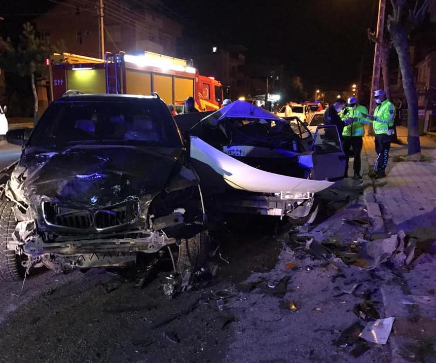 Isparta’da jeep ile otomobil çarpıştı. Kazada ağır yaralanan otomobil sürücüsü