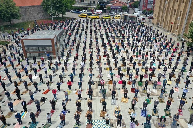 74 gün sonra ilk Cuma namazı kılındı