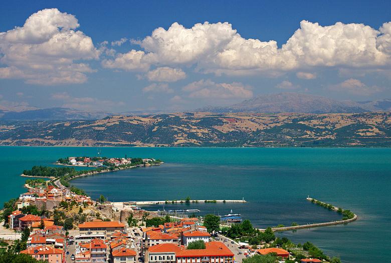 Türkiye’nin en büyük ikinci tatlı su gölü olan Eğirdir’de kaçak