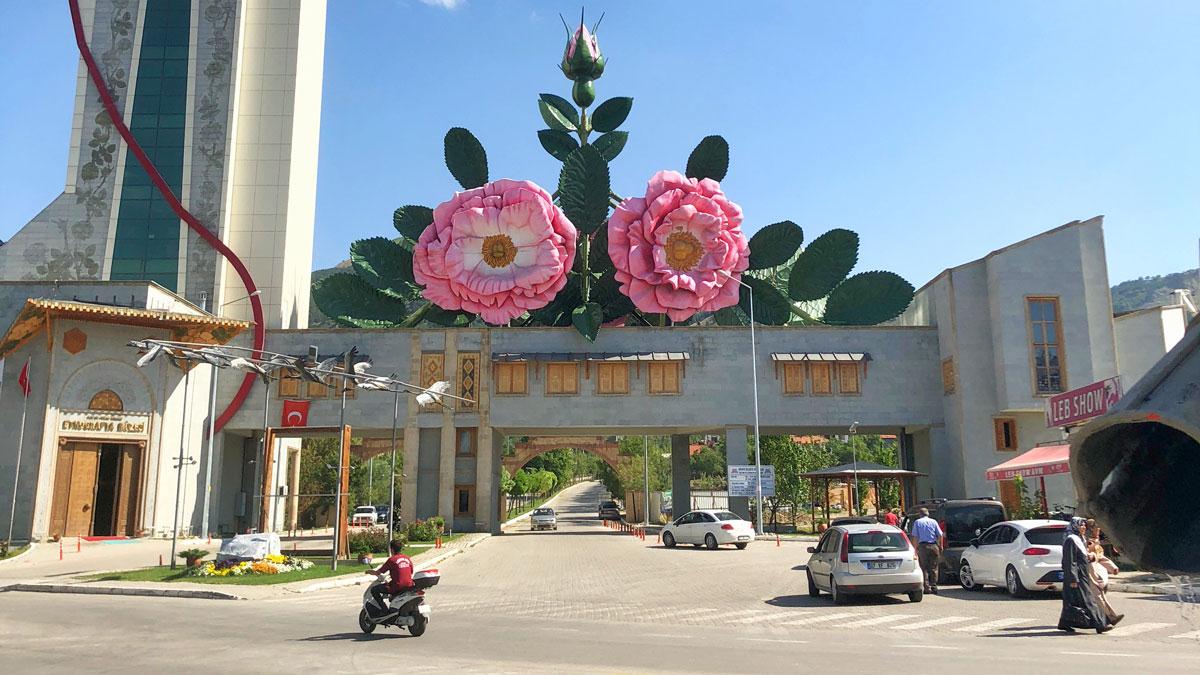 Iyaşpark AVM, ziyaretçilerine 10.00 – 22.00 saatleri arasında hizmet verecek.