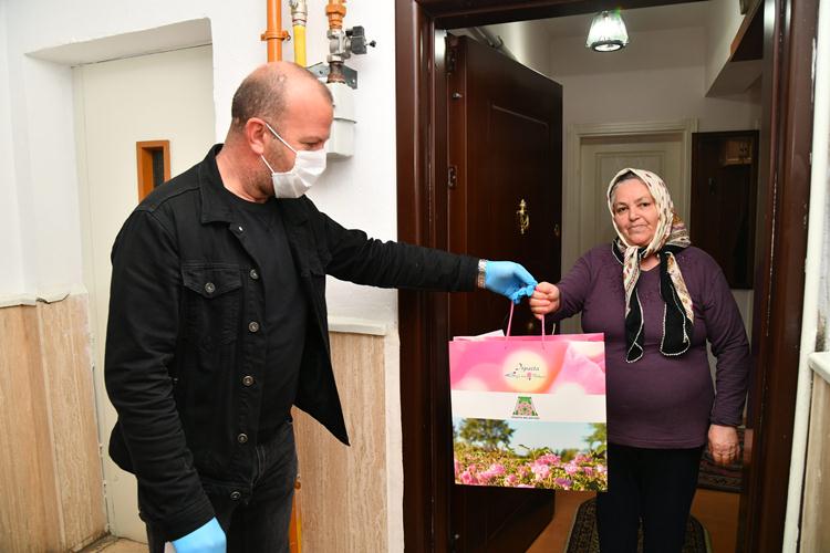 Isparta Belediye Başkanı Şükrü Başdeğirmen ve eşi Şadiye Başdeğirmen, Anneler