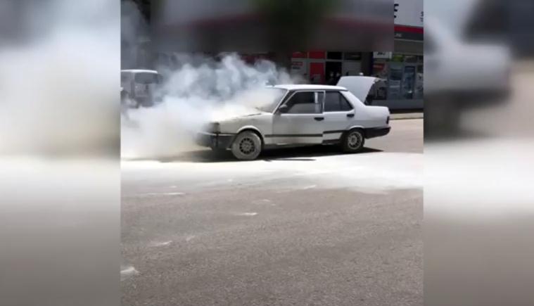 Isparta Yeni Sanayi Sitesi’nde bir otomobil, seyir halindeyken bilinmeyen bir