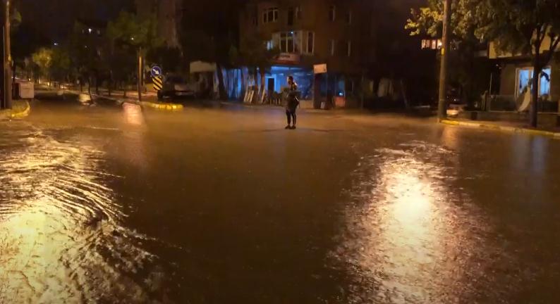 Isparta’da gece saatlerinde şiddetli yağış meydana geldi. Yağış hayatı olumsuz