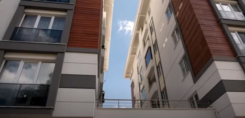 Isparta'da, cam silerken dengesini kaybetmesi sonucu 4. kattan beton zemine