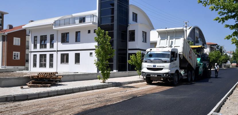 Isparta Belediyesi mahallelerde asfalt çalışmalarını devam ettiriyor. Isparta Belediye Başkanı