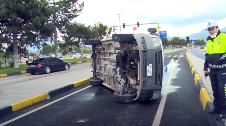 Kolçelik Kavşağı’nda bir araç, yağmur nedeniyle kayganlaşan yolda sürücüsünün direksiyon
