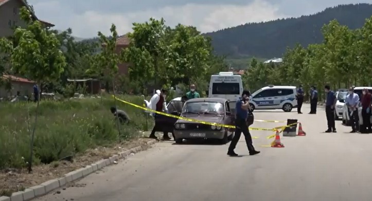 Park halinde bulunan otomobilde erkek cesedi bulundu