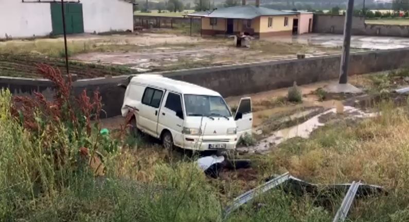 Isparta’nın Şarkikaraağaç ilçesinde, tarım işçilerini taşıyan minibüs ile kamyon çarpıştı.