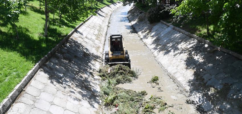 Isparta Belediyesi şehir genelindeki tüm kanallarda temizlik çalışması gerçekleştiriyor.
