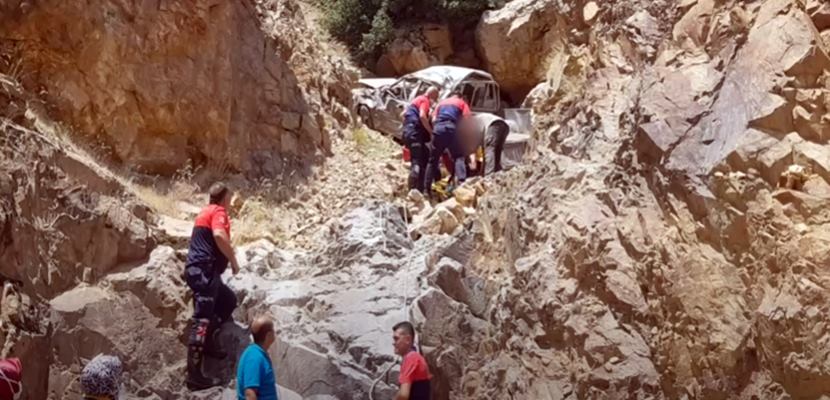 Şarkikaraağaç Yalvaç yol ayrımında kaza : 2 yaralı