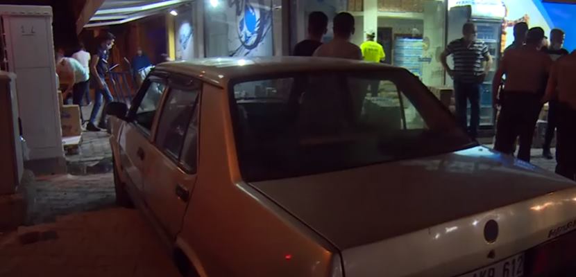 Aksu caddesinde sürücünün direksiyon hakimiyetini kaybetmesi ile otomobil su bayisine