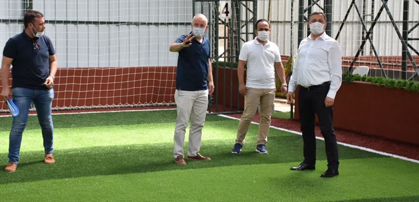 Koronavirüs önlemleri kapsamında uzun süre kapalı olan halı sahaların yeniden