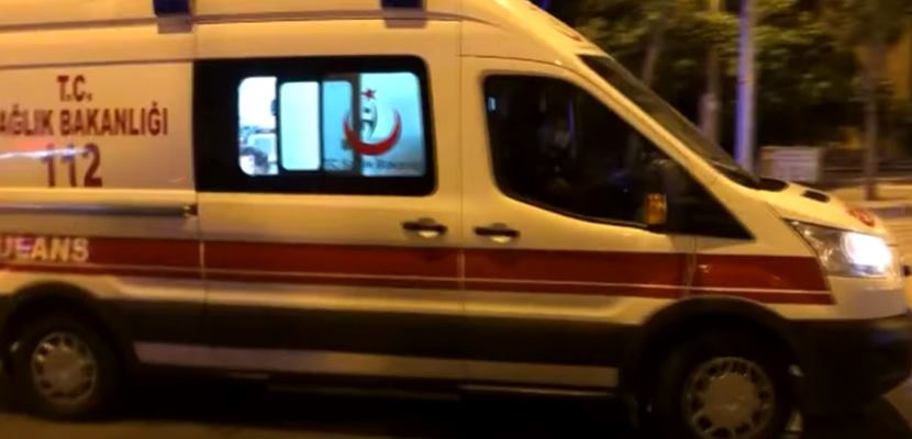 Önüne çıkan araçtan korkan motosiklet sürücüsü, direksiyon hakimiyetini kaybederek yola