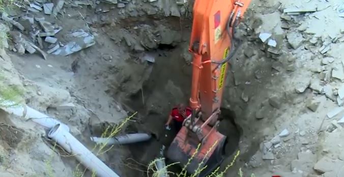 Isparta’da kanalizasyon borusuna sıkışan yavru kedi için Isparta Belediyesi İtfaiye