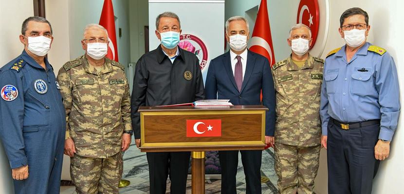 Bakan Akar, beraberinde Genelkurmay Başkanı Orgeneral Yaşar Güler, Kara Kuvvetleri