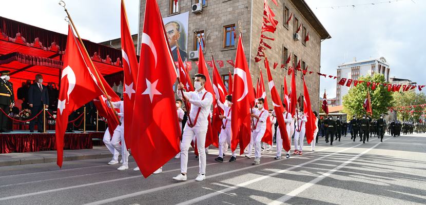 Cumhuriyetimizin 97’nci yıldönümü kutlamaları sabah Vali Ömer Seymenoğlu’nun Valilik önünde