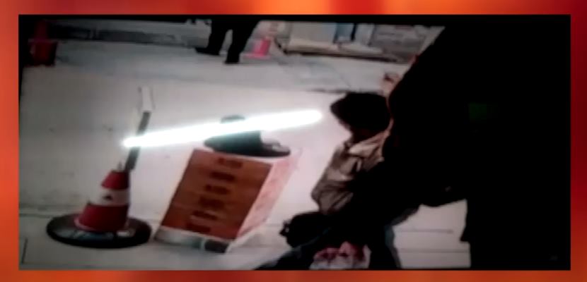 Isparta’da askeri malzeme satışı yapılan bir iş yerinin önünde bulunan