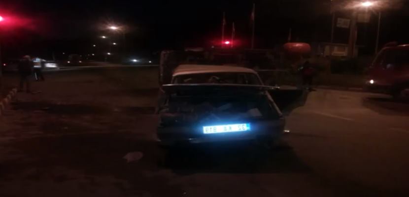 Isparta’nın Gelendost ilçesinde kamyonet ile otomobilin çarpışması sonucu meydana gelen