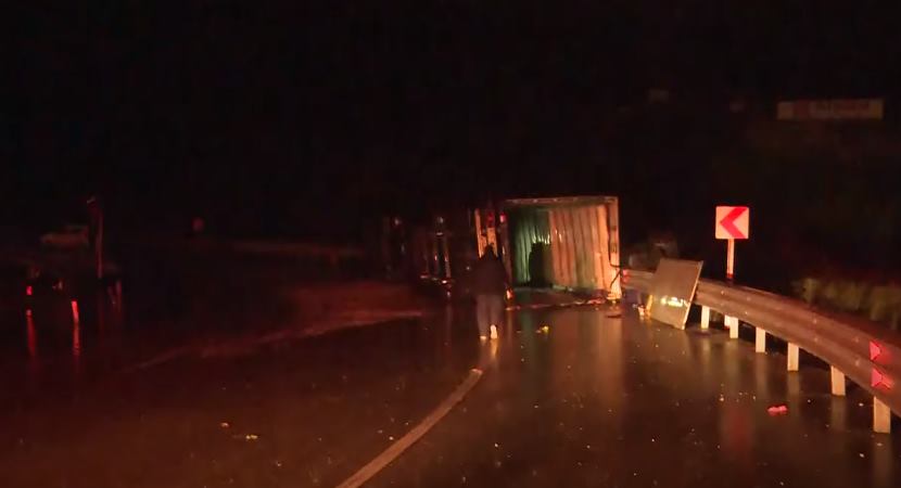 Eğirdir miskinler yokuşunda elma yüklü tır, yolun kaygan ve yağışlı