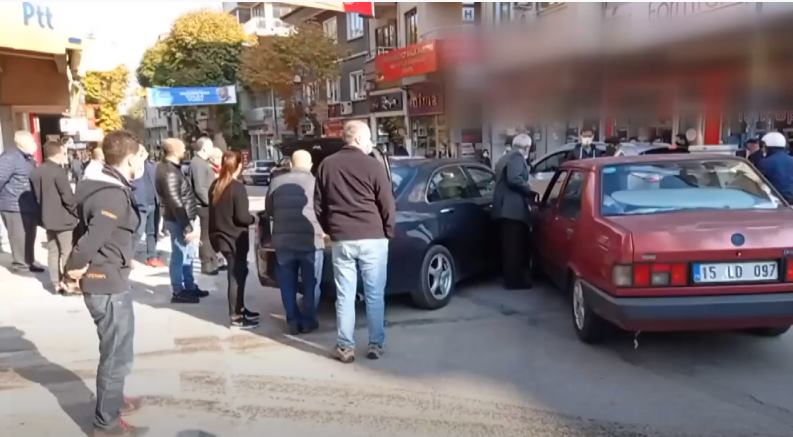 Isparta Hastane Caddesinde iki otomobil feci şekilde çarpıştı. Meydana gelen