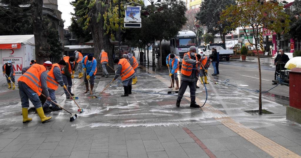 Yaklaşık bir aydan buyana hafta sonu yasakları kapsamında cadde ve