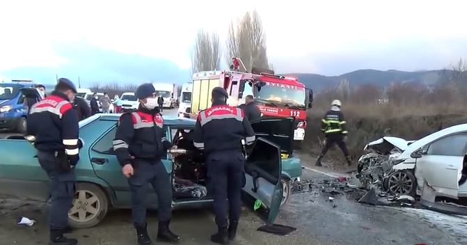 Isparta-Burdur dağ yolunda iki otomobil kafa kafaya çarpıştı. Meydana gelen