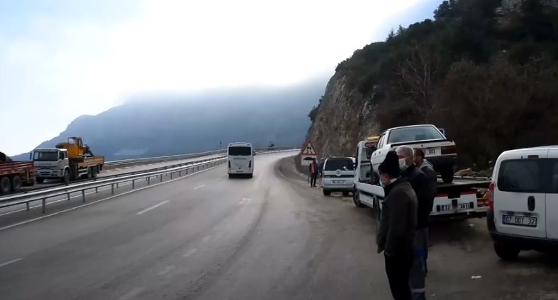 Eğirdir Miskinler Yokuşunda kazaların ardı arkası kesilmiyor. Bu kez de