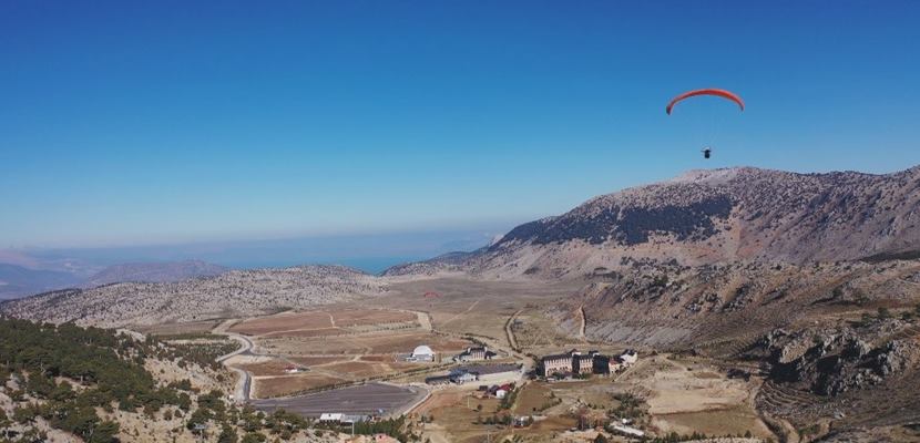 Akdeniz’in incisi Davraz Kayak Merkezi’nde yamaç paraşütçüleri atlayış gerçekleştirdi. Kayak