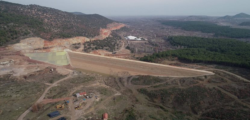 Isparta’nın Yenişarbademli ilçesindeki Şehit Hüseyin Gökhan Eriç Barajında çalışmalar sürüyor.